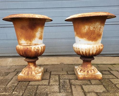 Antieke gietijzeren tuinvaas vaas met oude witte verf, Tuin en Terras, Tuinvazen, Zo goed als nieuw, Ophalen of Verzenden