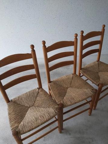 drie eiken stoelen  beschikbaar voor biedingen