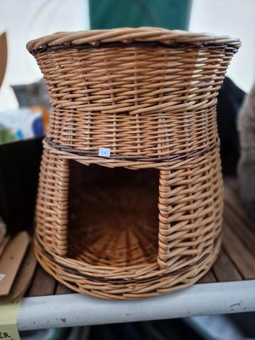 Kattenmand beschikbaar voor biedingen
