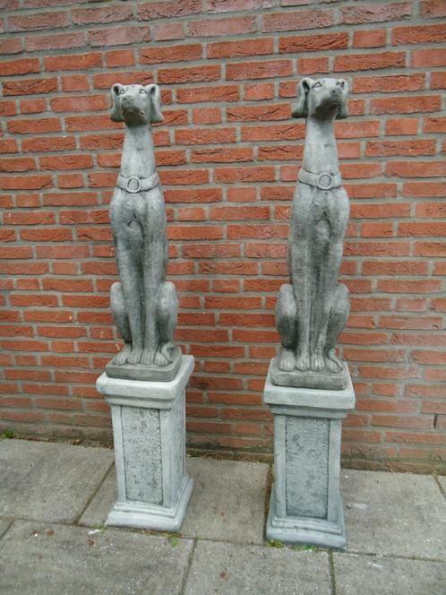 2 statige honden whippet windhond op zuil sokkel, Jardin & Terrasse, Statues de jardin, Neuf, Béton, Enlèvement