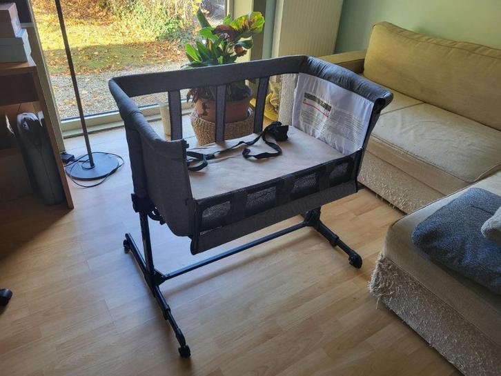 Quax wieg co-sleeper donkergrijs, Kinderen en Baby's, Kinderkamer | Bedden, Zo goed als nieuw, Matras, Ophalen