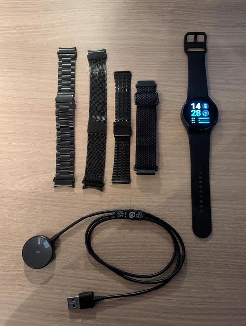 Samsung Galaxy Watch 4 40mm + 4 extra bandjes, Handtassen en Accessoires, Smartwatches, Gebruikt, Android, Zwart, Afstand, Calorieverbanding