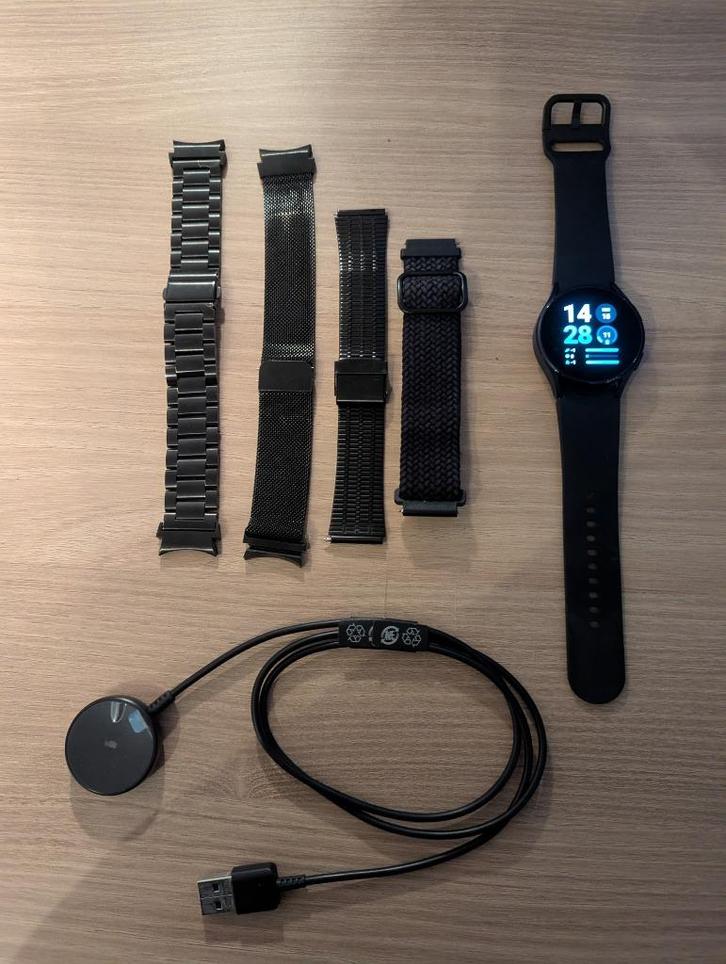 Samsung Galaxy Watch 4 40mm + 4 extra bandjes, Handtassen en Accessoires, Smartwatches, Gebruikt, Android, Zwart, Afstand, Calorieverbanding