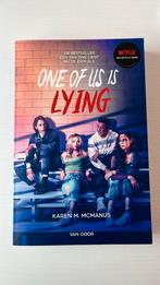 One of us is lying Karen M. Mcmanus, Boeken, Kinderboeken | Jeugd | 13 jaar en ouder, Nieuw, Ophalen of Verzenden, Karen M. Mcmanus