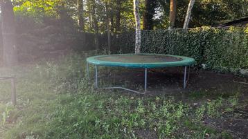 Trampoline met groene stootband beschikbaar voor biedingen