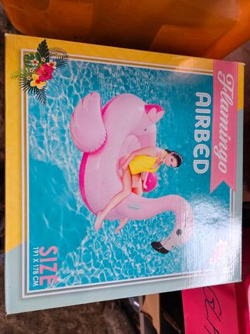 Ongebruikte opblaasbare reuzenflamingo beschikbaar voor biedingen