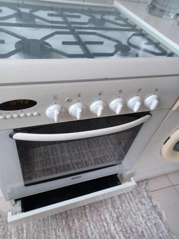 Cuisinière à gaz (BOSCH) 4 emplacements + four + rangement beschikbaar voor biedingen