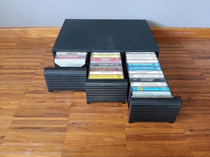 Cassette opberger gevuld met muziektapes, Cd's en Dvd's, Cassettebandjes, Gebruikt, Origineel, Wereldmuziek, 26 bandjes of meer
