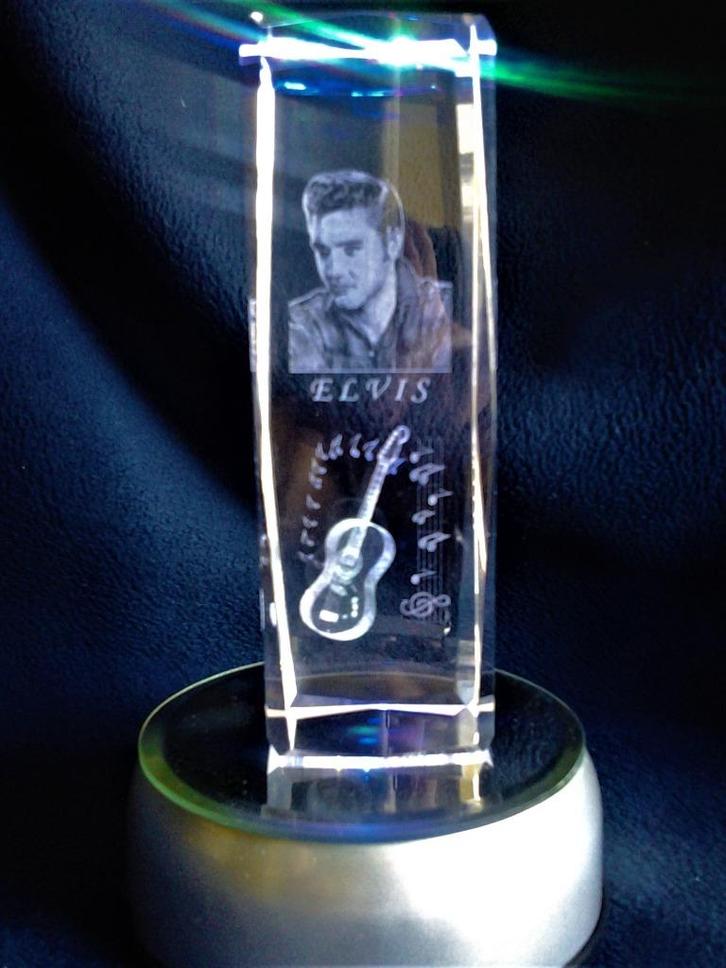 Kristal hologram Elvis Presley + sokkel met spiegel en LED, Verzamelen, Porselein, Kristal en Bestek, Nieuw, Overige typen, Kristal