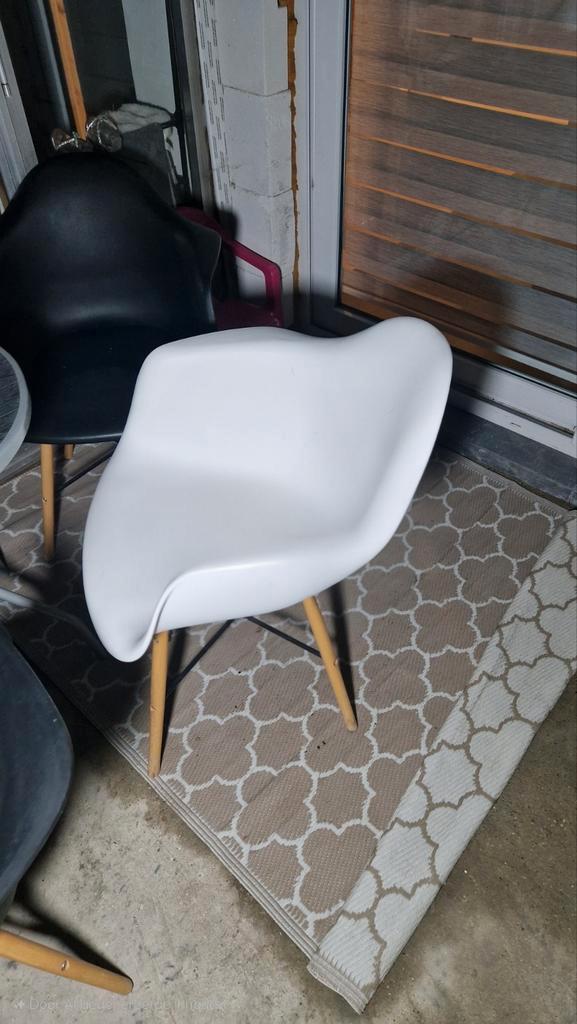 Eetkamerstoelen(kuipstoelen),2 witte en 2zwarte, Huis en Inrichting, Stoelen, Zo goed als nieuw, Kunststof, Ophalen
