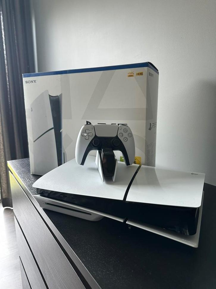 Playstation 5 Slim + manette + socle de charge, Games en Spelcomputers, Spelcomputers | Sony PlayStation 5, Playstation 5, Ophalen