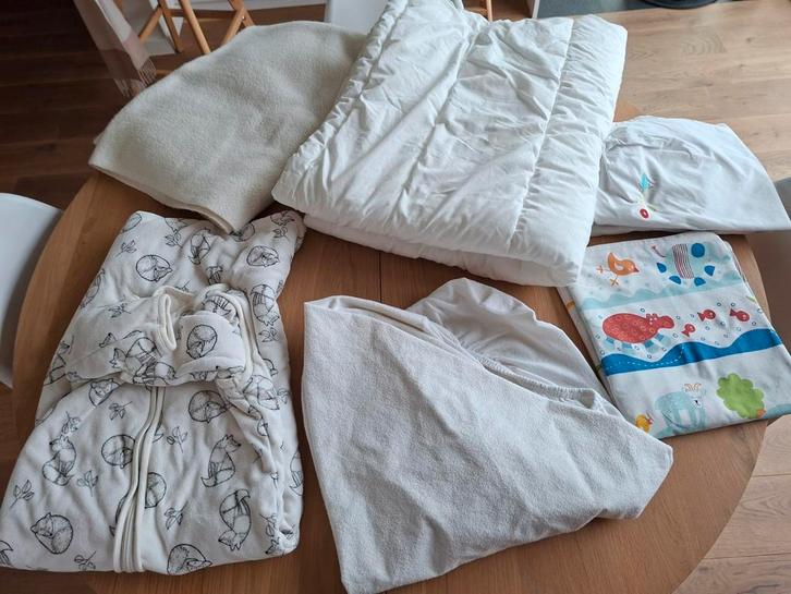 Lit Ikea avec matelas et accessoires, Enfants & Bébés, Chambre d'enfant | Linge de lit, Enlèvement