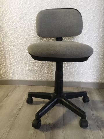 Bureaustoel grijs met zwart onderstel op wielen. beschikbaar voor biedingen