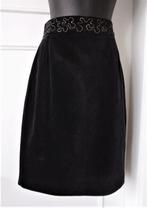 Zwart fluwelen rokje met gouden details, mt 44 (IT)/36 (EU), Kleding | Dames, Rokken, Zwart, Teachers Fashion, Ophalen of Verzenden