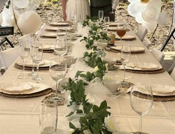 Ivoorwit satijnen tafelkleed beschikbaar voor biedingen
