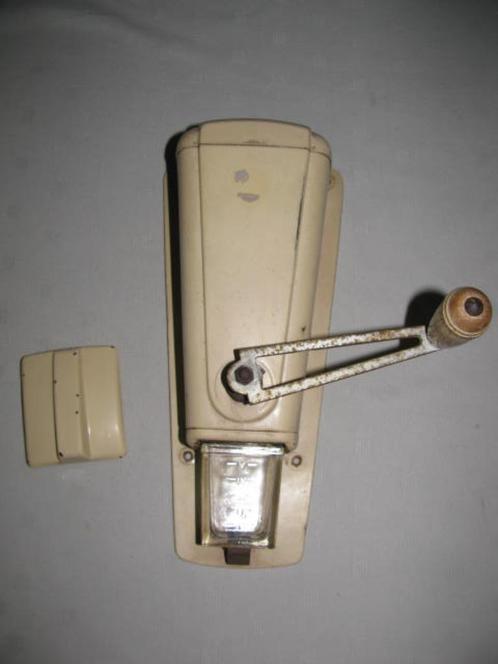 Metalen Peugeot wandkoffiemolen model 302., Antiek en Kunst, Antiek | Keukengerei, Ophalen of Verzenden