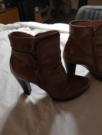 Schoenen cognac.   Italiaanse beschikbaar voor biedingen