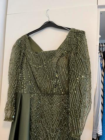 Groen elegant kleed met steentjes en satijn beschikbaar voor biedingen