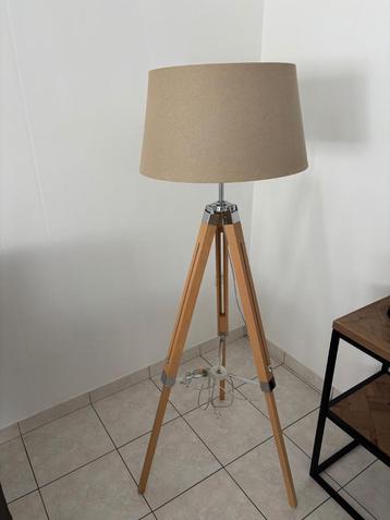 Staanlamp beschikbaar voor biedingen