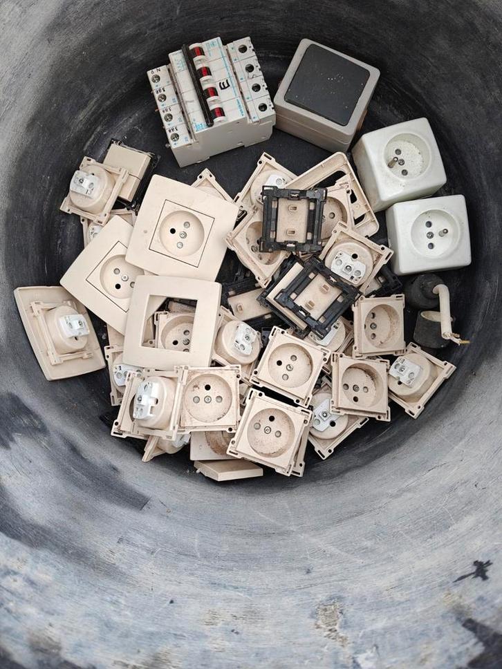 Materiaal uit renovatie van, Doe-het-zelf en Bouw, Elektriciteit en Kabels, Ophalen