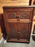 Kast met bloemdecoratie, Ophalen