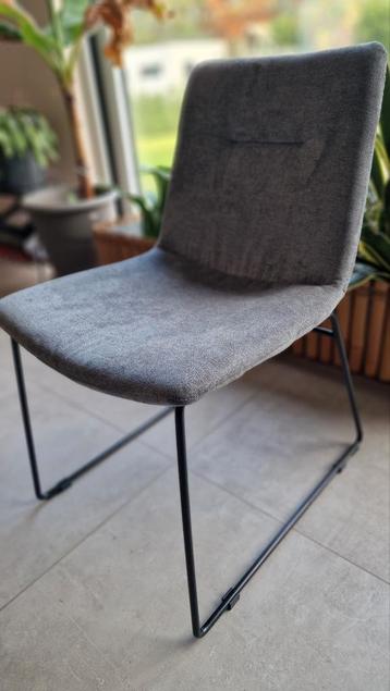 Stoelen merk DYYK beschikbaar voor biedingen