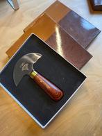 Couteau demi-lune professionnel travail du cuir, Enlèvement ou Envoi, Neuf, Matériel