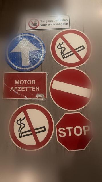  Set van Verkeers- en Veiligheidsborden beschikbaar voor biedingen