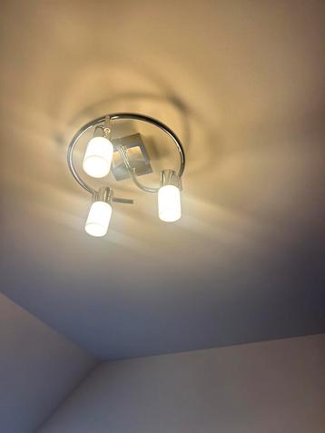 Spiraalvormige plafondlamp beschikbaar voor biedingen