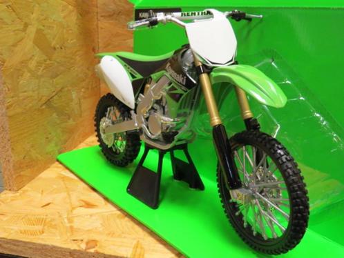 Kawasaki KX450F 1:6 49083 35 x 23 cm., Hobby & Loisirs créatifs, Voitures miniatures | 1:5 à 1:12, Neuf, Moteur, 1:5 à 1:8, Enlèvement ou Envoi