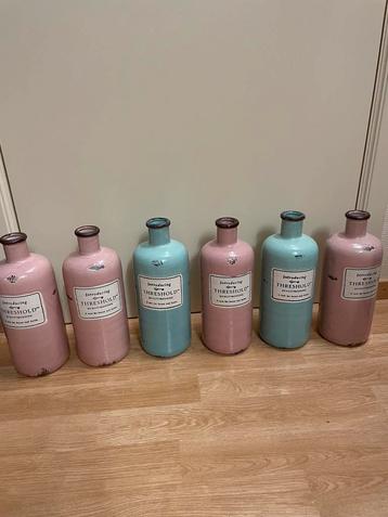 6 stenen vazen in roze en turquoise beschikbaar voor biedingen