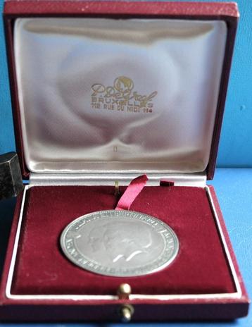 Zilveren Medaille  ~~ Juliana en Bernhard ~~. Diameter:5cm. beschikbaar voor biedingen