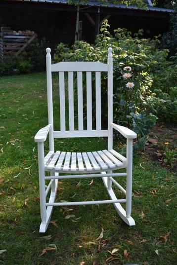 Witte schommelstoel klassiek hout beschikbaar voor biedingen
