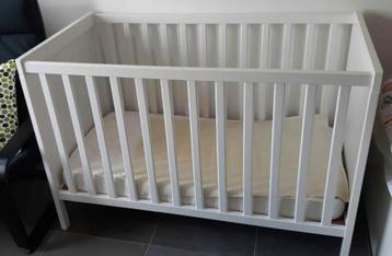 Ikea bed en matras en beddengoed beschikbaar voor biedingen