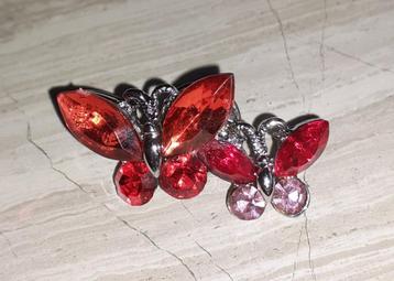 broche vlinders met rode diamantjes