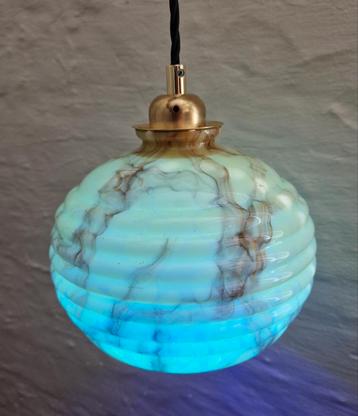 Cinq lampes suspendues Art-Déco en verre opalin marbré (uran