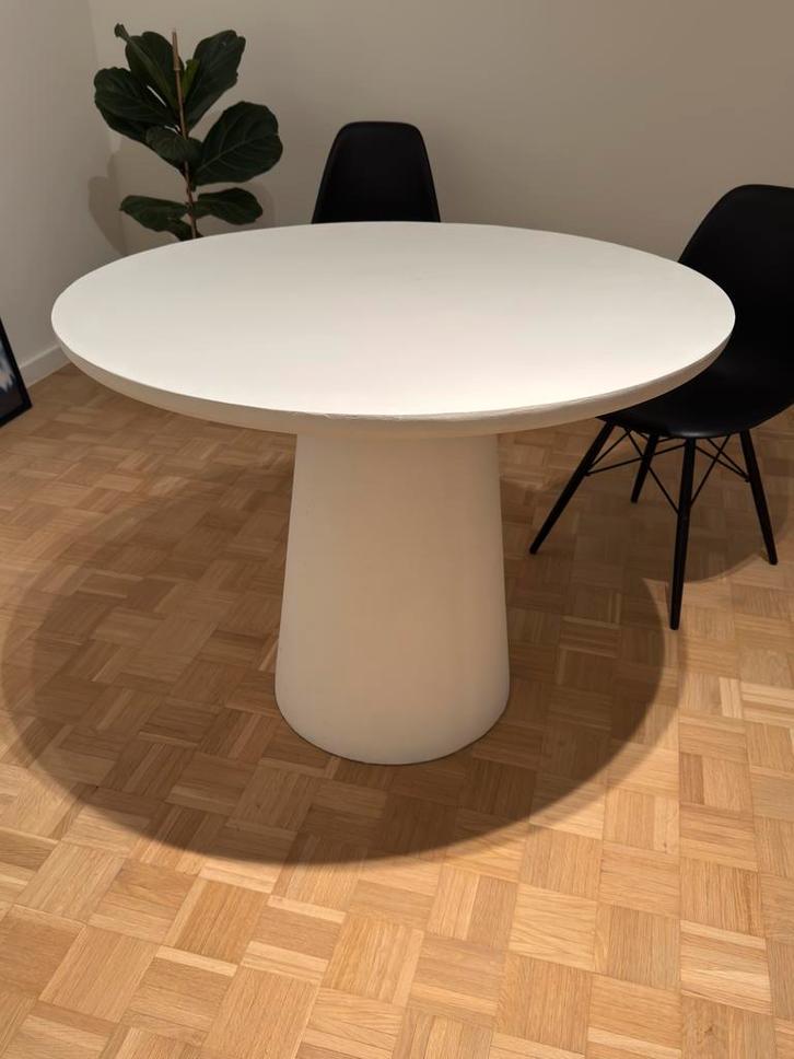Woood - Damon eettafel betonlook wit, Huis en Inrichting, Tafels | Eettafels, Zo goed als nieuw, Vier personen, Rond, Ophalen