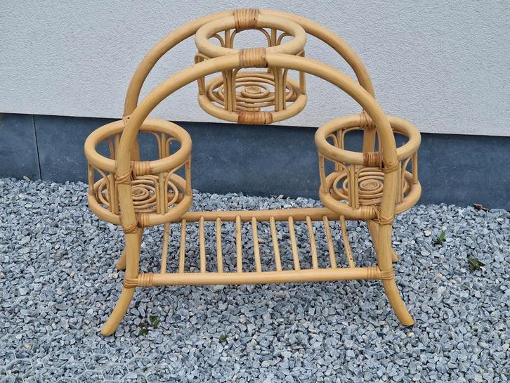 Vintage  plantenrek in rotan bamboe . Met krant boek  rekje, Tuin en Terras, Bloembakken en Plantenbakken, Zo goed als nieuw, Overige materialen