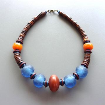 Afrikaanse ketting in glas uit Ghana, hars en exotisch hout beschikbaar voor biedingen