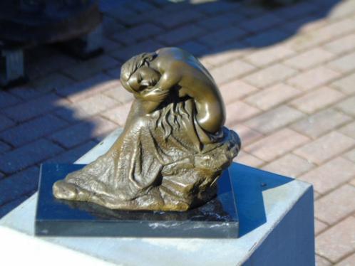 naakte vrouw zittend op rots in brons gesigneerd. erotisch, Antiek en Kunst, Antiek | Brons en Koper, Brons, Ophalen