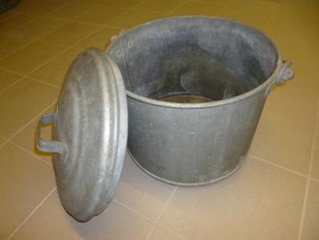 Zware zinken haardketel met deksel beschikbaar voor biedingen