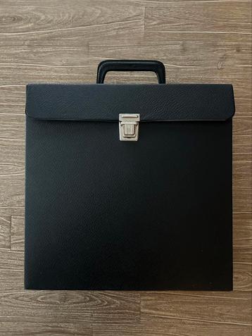 Verzameltas met 26 verschillende vinylplaten  beschikbaar voor biedingen