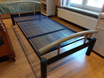 Stevige éénpersoonsbed met matras beschikbaar voor biedingen