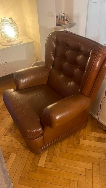 Vintage leren fauteuil met 2 hoezen beschikbaar voor biedingen