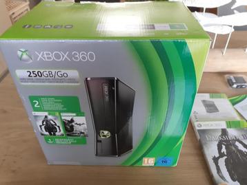 CONSOLE DE JEU XBOX 360 2 MANETTES + 1 JEU DANS SA BOITE beschikbaar voor biedingen