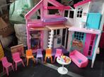 Barbiehuis malibu met toebehoren en poppen, Kinderen en Baby's, Speelgoed | Poppenhuizen, Poppenhuis, Zo goed als nieuw, Ophalen
