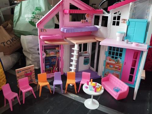 Barbiehuis malibu met toebehoren en poppen, Kinderen en Baby's, Speelgoed | Poppenhuizen, Zo goed als nieuw, Poppenhuis, Ophalen