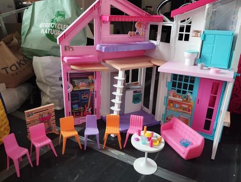Barbiehuis malibu met toebehoren en poppen, Enfants & Bébés, Jouets | Maisons de poupées, Comme neuf, Maison de poupées, Enlèvement