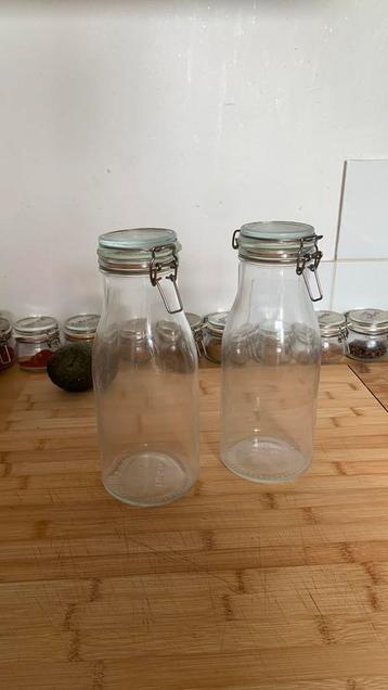 2 glazen flessen van IKEA beschikbaar voor biedingen