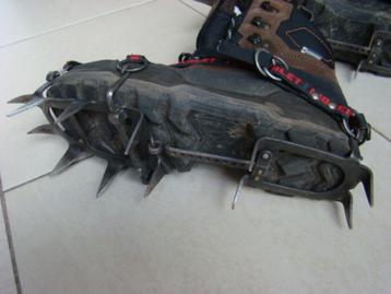 crampons d'alpinisme 12 pointes disponible aux enchères